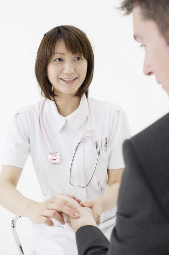 东方人,西方人,背部,两个人,商务人士,病人,护士,商务男性,坐,笑,微笑,露齿笑,竖图,室内,白天,白色背景,正面,工作服,衬衫,制服,帽子,欧洲,欧洲人,亚洲,握,套装,服装,注视,黄种人,相视,衣服,听诊器,观察,看,面对面,握着,摄影,服饰,影棚,观看,对视,察看,医疗设备,护士帽,互视,白衣天使,衣着,穿着,关注,病患,医疗器械,相对,商务装,医疗工具,工薪阶层,把脉,相看,工作制服,衣饰,切脉,评脉,检测工具,男人,男性,女人,女性,中年男性,中年女性,白种人,亚洲人,白领,患者,就医者,上班族,坐着,半身,彩图,影棚拍摄,衬衣,工作套服,拍摄