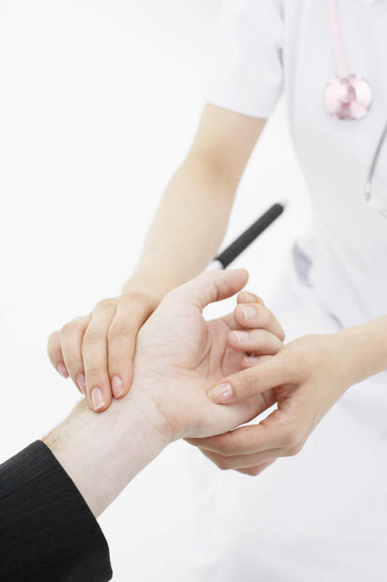 东方人,西方人,手,两个人,商务人士,病人,护士,商务男性,坐,竖图,俯视,室内,特写,白天,白色背景,工作服,衬衫,制服,欧洲,欧洲人,亚洲,握,套装,服装,黄种人,相视,衣服,面对面,手部,握着,摄影,服饰,影棚,对视,互视,白衣天使,衣着,穿着,病患,相对,商务装,工薪阶层,把脉,相看,工作制服,衣饰,切脉,评脉,男人,男性,女人,女性,中年男性,中年女性,白种人,亚洲人,白领,患者,就医者,上班族,坐着,半身,彩图,高角度拍摄,影棚拍摄,衬衣,工作套服,拍摄