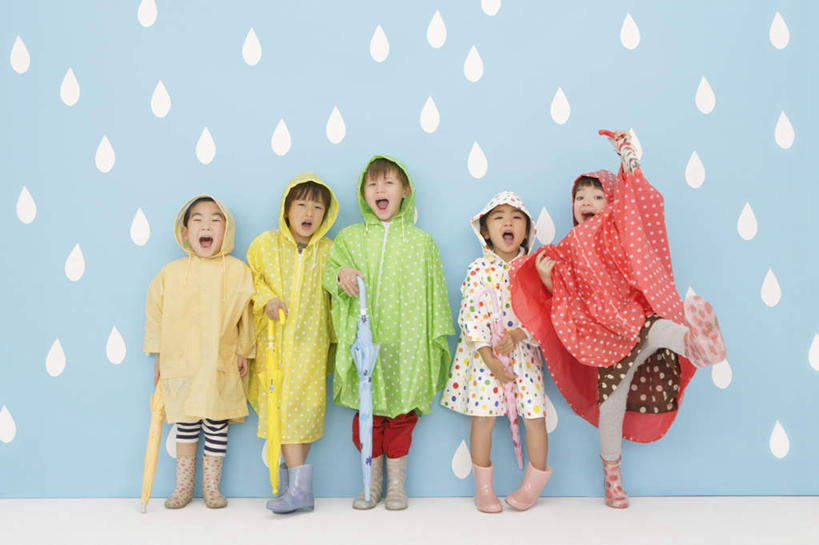 东方人,儿童,伙伴,朋友,站,举,哭,横图,室内,白天,正面,友谊,纯洁,雪,大雪,亚洲,五个人,一排,握,蓝色背景,服装,整齐,伞,雨伞,遮阳伞,积雪,雪景,冬季,冬天,许多人,拿,拿着,注视,休闲装,黄种人,阳伞,排列,小孩,衣服,观察,看,托,站着,张嘴,一群人,休闲,休闲服,寒冷,可爱,童年,童趣,握着,眼泪,摄影,服饰,影棚,观看,保暖,察看,太阳伞,防寒,御寒,泪水,队列,关注,雨衣,张大嘴巴,童真,透气,烂漫,无邪,防水,严寒,冲锋服,冲锋衣,防潮,户外用品,天真,友情,男孩,男人,男性,女孩,女人,女性,亚洲人,张开嘴,举起,举手,举着,向上举,向上伸,向上托,站立,彩图,全身,影棚拍摄,哭泣,哭啼,拍摄,男生,女生