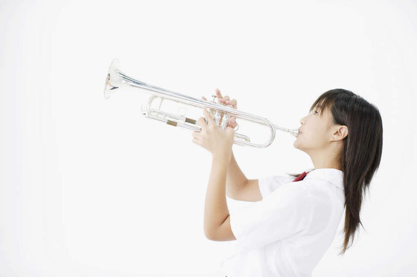东方人,儿童,一个人,站,竖图,室内,白天,白色背景,侧面,制服,纯洁,亚洲,仅一个女性,仅一个人,握,阴影,服装,反射,领结,影子,乐器,铜管乐器,小号,吹奏,拿,拿着,注视,黄种人,一个,小孩,观察,看,站着,仅一个小孩,校服,可爱,童年,童趣,握着,摄影,影棚,单个,观看,察看,象征,庄重,关注,铜管,身份,童真,烂漫,无邪,学生服,正式,地位,天真,女孩,女人,女性,亚洲人,孩子,站立,半身,彩图,影棚拍摄,拍摄,日本校服,女生
