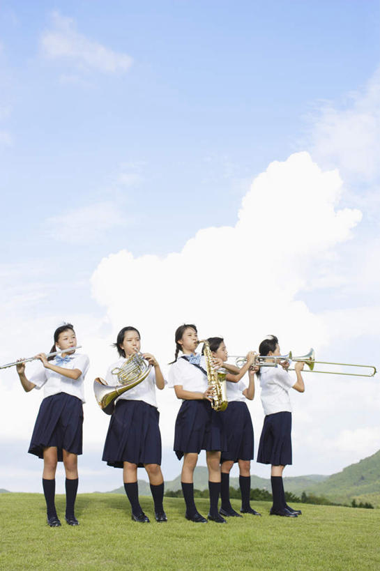 东方人,儿童,伙伴,朋友,站,竖图,室外,白天,仰视,裙子,制服,友谊,纯洁,草地,草坪,植物,亚洲,五个人,一排,握,服装,艺术,整齐,金属,领结,云,云朵,吹奏乐器,笛子,管乐器,乐器,萨克斯,铜管乐器,小号,许多人,音乐,吹奏,拿,云彩,拿着,注视,黄种人,长裙,草,树,树木,排列,小孩,蓝色,绿色,白云,蓝天,天空,自然,天,观察,看,站着,一群人,同学,校服,可爱,童年,童趣,握着,生长,晴朗,成长,观看,半身裙,察看,长笛,萨克斯风,萨克斯管,象征,庄重,校友,队列,关注,铜管,身份,童真,烂漫,无邪,学生服,正式,地位,同窗,学友,天真,友情,女孩,女人,女性,亚洲人,晴空,站立,彩图,低角度拍摄,全身,日本校服,女生