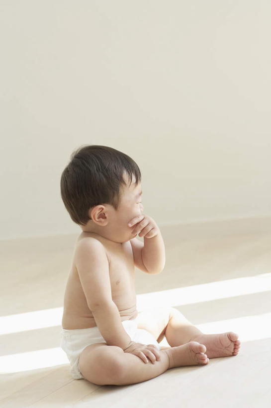 东方人,婴儿,儿童,一个人,坐,闭眼,哭,竖图,室内,白天,侧面,纯洁,亚洲,仅一个人,咬,阴影,反射,影子,墙,黄种人,光脚,裸露,尿布,纸尿裤,尿不湿,墙壁,墙面,小孩,白色,赤脚,可爱,眼泪,活泼,赤裸,咬着,泪水,纸尿布,宝宝,裸,纯真,烂漫,无邪,纸尿片,伶俐,天真,亚洲人,孩子,闭眼睛,闭着眼,闭着眼睛,坐着,彩图,全身,哭泣,哭啼