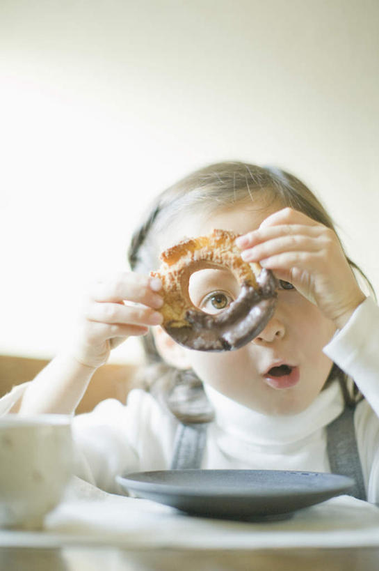 点心,面包,东方人,儿童,嘴,一个人,坐,竖图,室内,白天,正面,纯洁,桌子,杯子,餐具,椅子,亚洲,仅一个女性,仅一个人,握,阴影,服装,朦胧,模糊,反射,瓷器,碟子,盘,影子,木椅,墙,食品,面点,咖啡杯,陶瓷制品,休闲装,黄种人,墙壁,墙面,食物,糕点,小孩,衣服,盘子,碟,甜甜圈,嘟嘴,仅一个小孩,休闲,休闲服,撅嘴,可爱,童年,童趣,握着,遮,遮掩,服饰,掩盖,遮挡,瓷杯,童真,烂漫,无邪,遮盖,掩饰,多纳滋面包,唐纳滋,天真,女孩,女人,女性,亚洲人,孩子,嘴巴,嘴唇,面包圈,坐着,半身,彩图,女生