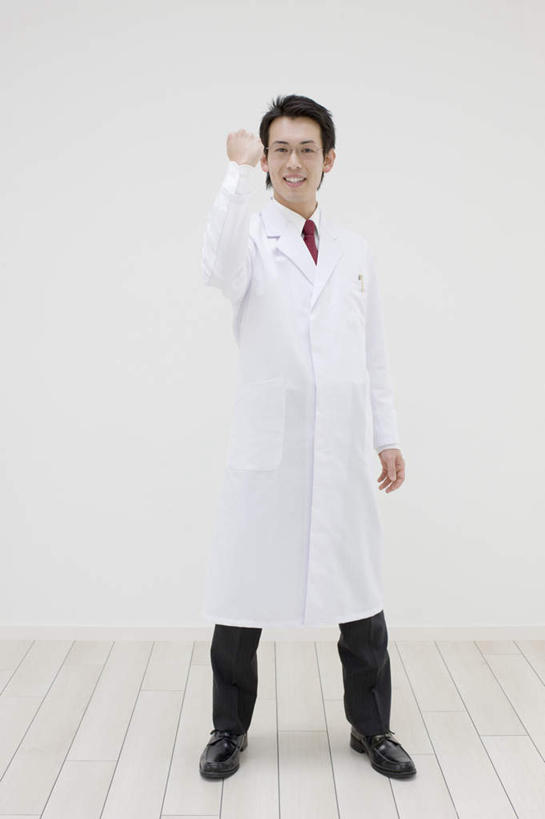 东方人,一个人,医生,站,笑,微笑,露齿笑,竖图,室内,白天,正面,工作服,衬衫,制服,地板,亚洲,仅一个男性,仅一个人,一副,握,阴影,反射,眼镜,影子,墙,领带,地面,注视,黄种人,鼓励,木地板,墙壁,墙面,仅一个年轻男性,白色,观察,加油,看,手势,握拳,站着,医护人员,医疗人员,打气,握着,观看,察看,白大褂,关注,鼓舞,近视眼镜,工作制服,男人,男性,年轻男性,亚洲人,大夫,站立,彩图,全身,衬衣,工作套服