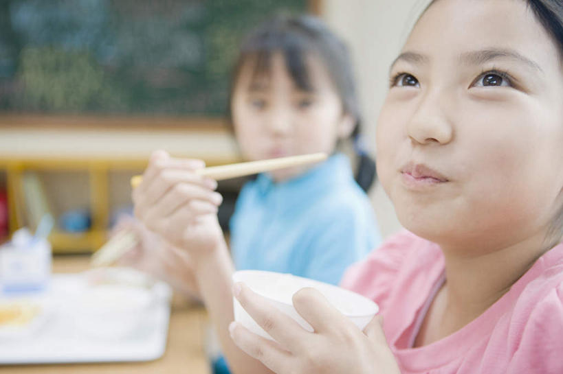 盒饭,东方人,儿童,两个人,伙伴,朋友,坐,笑,吃,微笑,露齿笑,横图,室内,白天,侧面,友谊,纯洁,筷子,桌子,餐具,亚洲,握,服装,朦胧,模糊,便当,墙,拿,拿着,注视,休闲装,黄种人,文化,书桌,传统,墙壁,墙面,小孩,衣服,粉色,蓝色,课桌,黑板,观察,看,休闲,教室,同学,休闲服,便捷,可爱,童年,童趣,教学,握着,服饰,观看,礼节,察看,便利,课堂,校友,关注,礼仪,童真,烂漫,无邪,快捷,同窗,学友,弁当,耐磨,教学黑板,天真,友情,女孩,女人,女性,亚洲人,进餐用具,嚼,食,坐着,半身,彩图,女生