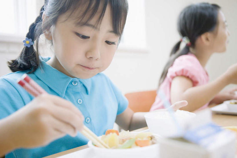 盒饭,东方人,儿童,两个人,伙伴,朋友,坐,笑,吃,微笑,露齿笑,横图,室内,白天,正面,友谊,纯洁,筷子,桌子,餐具,亚洲,握,服装,朦胧,模糊,便当,墙,拿,拿着,注视,休闲装,黄种人,文化,书桌,传统,墙壁,墙面,小孩,衣服,粉色,蓝色,课桌,观察,看,休闲,教室,同学,休闲服,便捷,可爱,童年,童趣,教学,握着,服饰,观看,礼节,察看,便利,课堂,校友,关注,礼仪,童真,烂漫,无邪,快捷,同窗,学友,弁当,天真,友情,女孩,女人,女性,亚洲人,进餐用具,嚼,食,坐着,半身,彩图,女生