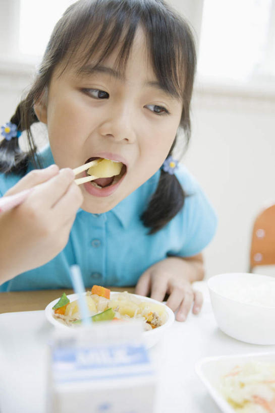 盒饭,东方人,儿童,一个人,坐,吃,竖图,室内,白天,正面,纯洁,筷子,桌子,蔬菜,餐具,亚洲,仅一个女性,仅一个人,握,服装,新鲜,便当,生食,蔬菜沙拉,沙拉,食品,拿,拿着,注视,休闲装,黄种人,文化,色拉,书桌,传统,沙律,食物,小孩,衣服,蓝色,课桌,观察,看,张嘴,仅一个小孩,休闲,教室,休闲服,便捷,可爱,童年,童趣,握着,服饰,有机食品,绿色食品,观看,色拉酱,礼节,察看,便利,课堂,关注,千岛酱,礼仪,张大嘴巴,童真,烂漫,无邪,快捷,弁当,天真,女孩,女人,女性,亚洲人,孩子,进餐用具,张开嘴,嚼,食,坐着,半身,彩图,女生