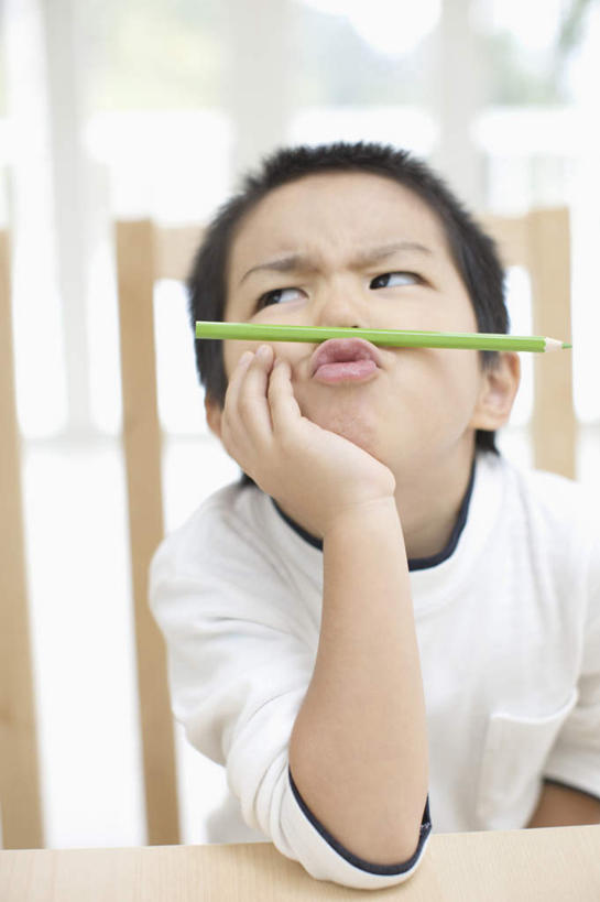 东方人,儿童,嘴,一个人,坐,竖图,室内,白天,正面,纯洁,窗户,桌面,桌子,椅子,亚洲,仅一个男性,仅一个人,撑,服装,朦胧,模糊,木制,笔,木椅,办公用品,托腮,注视,休闲装,黄种人,玻璃窗,文具,小孩,衣服,绿色,木制品,铅笔,学习用品,嘟嘴,观察,看,托,仅一个小孩,休闲,休闲服,撅嘴,可爱,童年,童趣,服饰,观看,文具用品,察看,关注,托下巴,童真,烂漫,无邪,天真,男孩,男人,男性,亚洲人,孩子,嘴巴,嘴唇,抬头,仰头,坐着,半身,彩图,男生