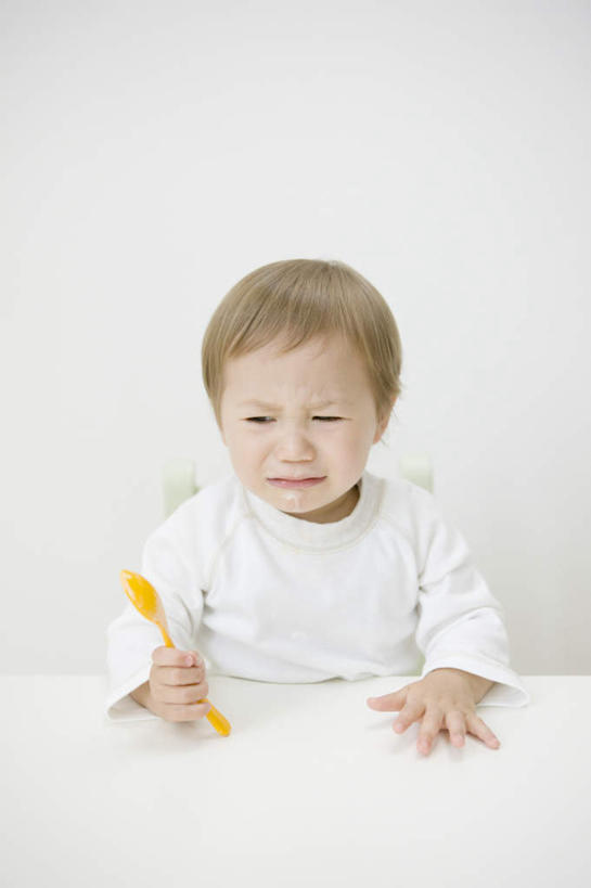 东方人,婴儿,儿童,一个人,坐,哭,竖图,室内,白天,白色背景,正面,婴儿服装,纯洁,桌子,亚洲,仅一个人,握,阴影,反射,影子,勺子,注视,黄种人,小孩,调羹,汤匙,观察,看,可爱,握着,眼泪,活泼,观看,察看,泪水,关注,宝宝,纯真,烂漫,无邪,伶俐,天真,亚洲人,孩子,坐着,半身,彩图,婴儿服,哭泣,哭啼