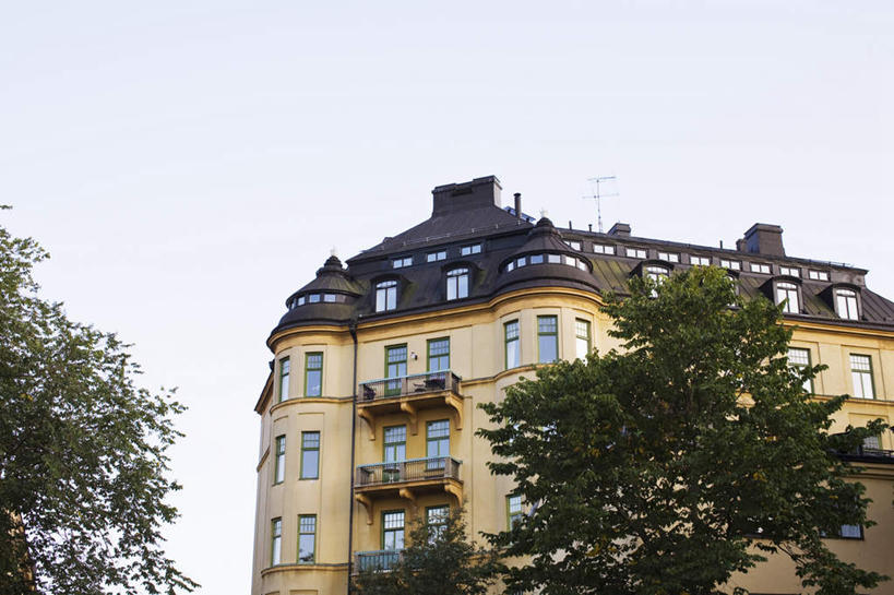 无人,家,栏杆,露台,横图,室外,白天,仰视,旅游,度假,天线,植物,窗户,阳台,标志建筑,地标,建筑,玻璃,两棵,一排,整齐,扶手,房屋,屋子,娱乐,建设,护栏,楼房,玻璃窗,住宅,玻璃制品,树,树木,排列,绿色,天空,自然,天,享受,休闲,旅游胜地,放松,生长,成长,队列,一栋,彩图,低角度拍摄,房子,露天阳台