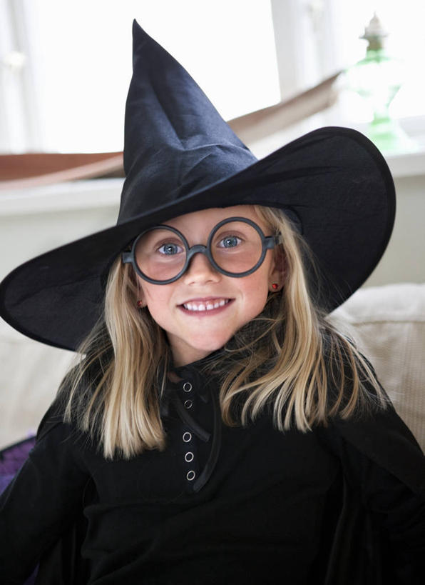 西方人,儿童,一个人,笑,微笑,露齿笑,竖图,室内,白天,正面,民族服装,纯洁,帽子,欧洲,欧洲人,仅一个女性,仅一个人,一副,服装,眼镜,注视,小孩,衣服,黑色,观察,看,仅一个小孩,可爱,童年,童趣,服饰,观看,察看,衣着,穿着,关注,近视眼镜,童真,烂漫,无邪,巫师帽,衣饰,天真,女孩,女人,女性,白种人,孩子,半身,彩图,传统服装,民俗服,女生