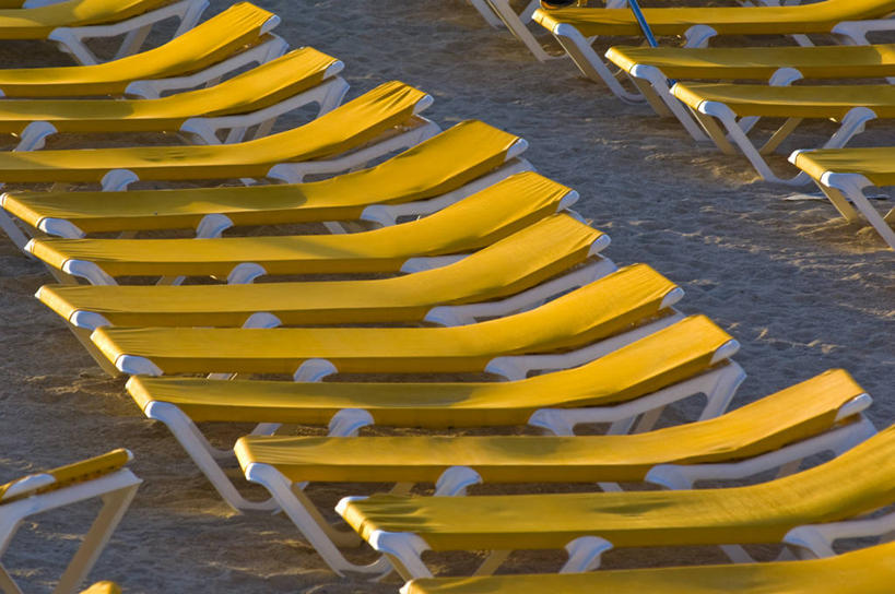 无人,横图,俯视,室外,白天,旅游,度假,美景,沙滩,椅子,西班牙,欧洲,一排,许多,阴影,整齐,并列,并排,光线,沙子,影子,躺椅,海岸,景观,沙地,很多,娱乐,排列,黄色,阳光,自然,享受,休闲,景色,放松,沙滩椅,加纳利群岛,队列,南欧,自然风光,加那利群岛,平行,西班牙王国,大加纳利岛,海滩,彩图,高角度拍摄