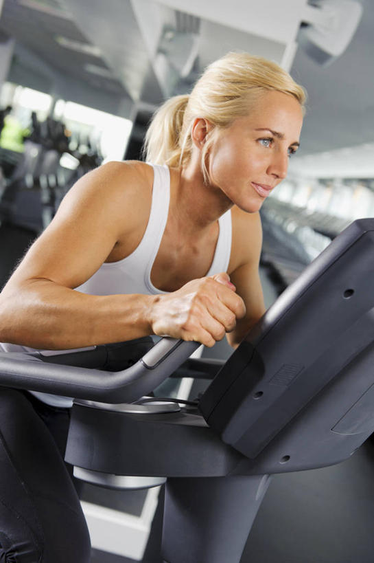 西方人,一个人,健身房,坐,竖图,室内,白天,正面,锻炼,运动,欧洲,欧洲人,仅一个女性,仅一个人,一排,许多,握,阴影,服装,整齐,反射,背心,影子,很多,注视,娱乐,运动器械,排列,衣服,观察,看,仅一个中年女性,享受,休闲,健身器械,放松,握着,服饰,观看,察看,衣着,穿着,队列,关注,健身器材,室内运动,健身车,衣饰,女人,女性,中年女性,白种人,坐着,半身,彩图,健身,健身馆,运动器材