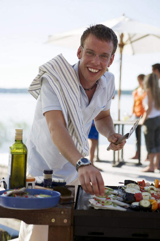 海鲜,葡萄酒,西方人,伙伴,朋友,站,举,笑,微笑,露齿笑,竖图,室外,白天,正面,旅游,度假,烧烤,奢侈,快乐,友谊,海浪,海洋,美景,森林,树林,植物,餐桌,桌子,辣椒,蔬菜,西红柿,杯子,餐具,欧洲,欧洲人,一副,握,阴影,服装,新鲜,时间,光线,鱼,碟子,工具,木板,盘,伞,时钟,手表,眼镜,影子,雨伞,遮阳伞,景观,浪花,桥,调料,食品,刀具,烤架,木桥,烤肉,调味品,许多人,浪漫,拿,计时,调味料,拿着,洒,注视,休闲装,娱乐,阳伞,水产,鱼类,海洋生物,栈桥,玻璃制品,酒,树,树木,食物,饮料,衣服,蓝色,绿色,蓝天,天空,阳光,自然,海水,盘子,夹子,酒杯,啤酒杯,碟,钟表,刀,香槟,天,观察,看,托,站着,一群人,享受,休闲,休闲服,表,铁架,景色,放松,诱惑,握着,服饰,有机食品,绿色食品,生长,晴朗,成长,餐台,观看,人行桥,木板桥,小龙虾,腕表,察看,关注,自然风光,水生动物,餐刀,海产品,水生物,近视眼镜,海景,海底动物,辣角,红海椒,大椒,辣虎,广椒,万里无云,食品夹,食物夹,面包夹,意粉夹,酸橙,气泡酒,起泡酒,汽酒,代代,淡水小龙虾,红螯虾,克氏原螯虾,剌蛄,友情,白种人,玻璃杯,钟,大海,风浪,海,海水的波动,近岸浪,涌浪,晴空,晴空万里,橙子,橙,辣子,红辣椒,海椒,番茄,番椒,举起,举手,举着,撒,向上举,向上伸,向上托,站立,半身,彩图,高兴,欢笑