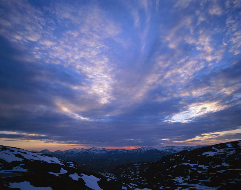 无人,横图,室外,白天,正面,旅游,度假,美景,山,山脉,雪,大雪,瑞典,欧洲,阴影,光线,影子,积雪,景观,山峰,雪景,云,云朵,冬季,冬天,山峦,云彩,娱乐,蓝色,白云,蓝天,天空,阳光,自然,群山,天,享受,休闲,景色,放松,寒冷,晴朗,斯堪的纳维亚,自然风光,北欧,斯堪的纳维亚半岛,严寒,瑞典王国,北博滕,晴空,彩图