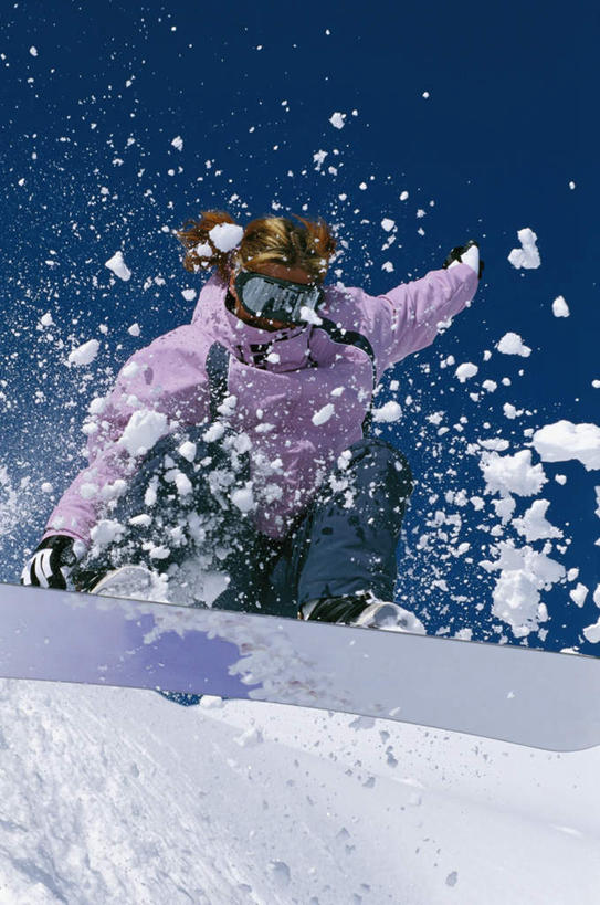 西方人,一个人,蹲,举,竖图,室外,白天,仰视,安全,雪,大雪,欧洲,欧洲人,仅一个年轻女性,仅一个女性,仅一个人,飞溅,装饰,溅,滑雪,眼镜,积雪,雪景,冬季,冬天,防护,蓝色,蓝天,天空,手套,天,托,温暖,寒冷,保暖,护目镜,保护,华丽,点缀,御寒,保险,滑雪橇,保全,周全,安稳,安定,衬托,美观,雅致,雅观,严寒,安全防护眼镜,平安,年轻女性,女人,女性,白种人,蹲着,举起,举手,举着,向上举,向上伸,向上托,彩图,低角度拍摄,全身,防护眼镜