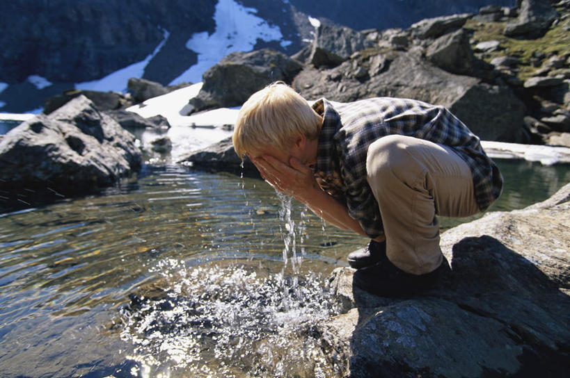 西方人,一个人,蹲,捧,横图,俯视,室外,白天,湖,湖泊,石头,山,山脉,水,雪,大雪,欧洲,欧洲人,仅一个男性,仅一个人,阴影,服装,光线,石子,影子,湖面,积雪,山峰,水流,水面,雪景,冬季,冬天,山峦,休闲装,洗脸,仅一个年轻男性,衣服,阳光,湖水,群山,休闲,休闲服,寒冷,服饰,严寒,男人,男性,年轻男性,白种人,石块,岩石,端,端着,蹲着,捧着,手捧,彩图,高角度拍摄,全身