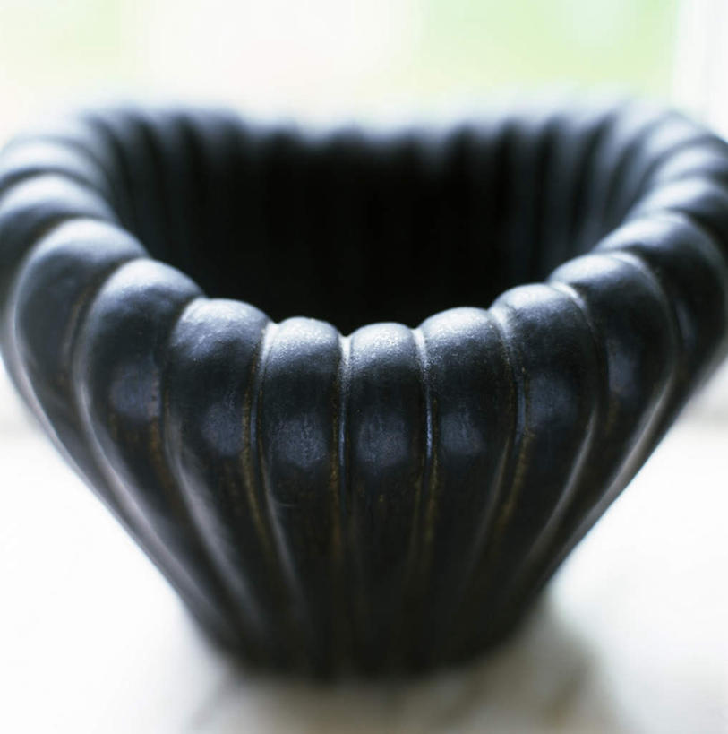 无人,竖图,俯视,室内,特写,白天,桌面,静物,阴影,条纹,朦胧,模糊,装饰,光线,线条,影子,陶瓷,陶瓷制品,装饰品,一个,阳光,装饰物,碗,单个,华丽,修饰,点缀,饰物,衬托,美观,雅致,雅观,彩图,高角度拍摄