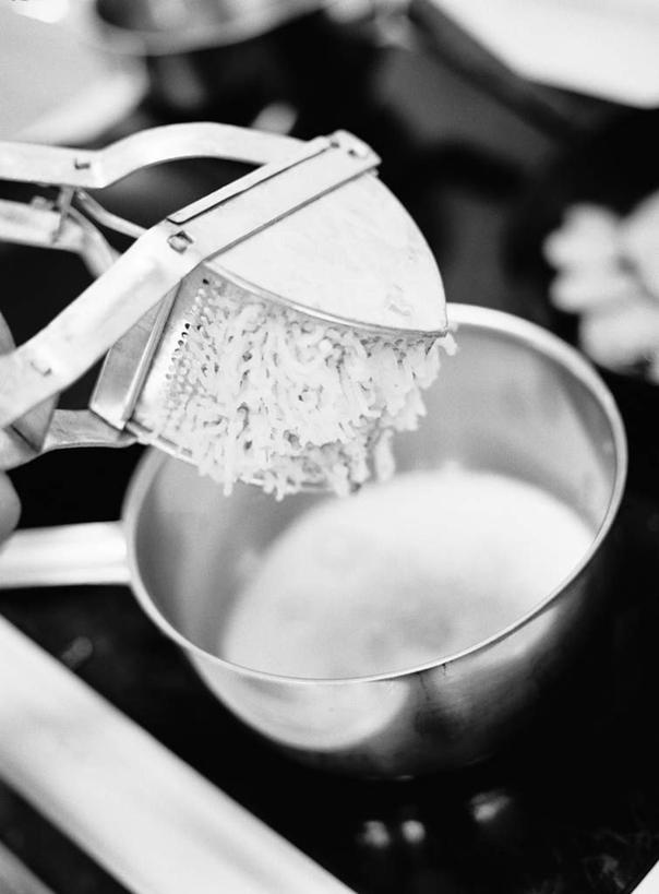 无人,竖图,俯视,黑白,室内,特写,白天,烹饪,蔬菜,土豆,静物,餐具,厨具,阴影,新鲜,光线,碟子,盘,影子,勺子,食品,食物,阳光,盘子,调羹,碟,汤匙,有机食品,绿色食品,烹饪用具,馍馍蛋,烹调用具,洋芋,山药蛋,马铃薯,烹调,高角度拍摄