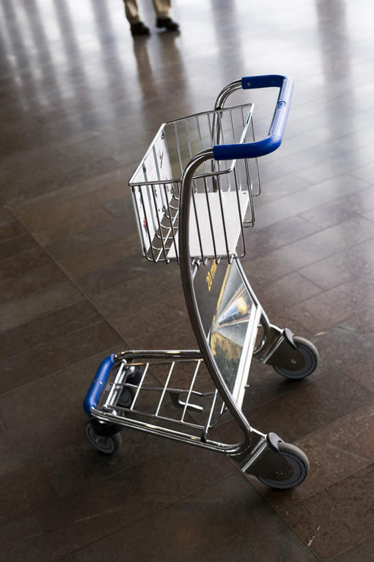 无人,机场,竖图,俯视,室内,特写,白天,旅游,度假,窗户,地板,飞机场,一辆,阴影,朦胧,模糊,光线,影子,地面,小车,娱乐,木地板,玻璃窗,阳光,享受,休闲,放松,航空站,空港,彩图,高角度拍摄