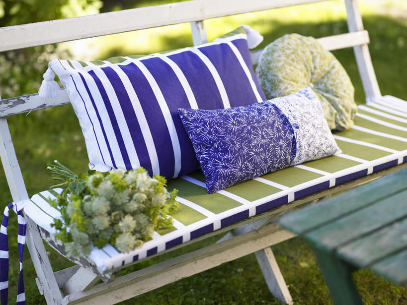 无人,横图,室外,白天,正面,草地,草坪,植物,餐桌,靠垫,桌子,叶子,椅子,许多,阴影,盛开,光线,影子,木椅,绿叶,靠枕,花蕾,草,花,花瓣,花朵,鲜花,树,树木,三个,一个,绿色,紫色,阳光,自然,垫子,枕头,花苞,花蕊,嫩叶,生长,单个,成长,餐台,叶,叶片,白鹅,彩图