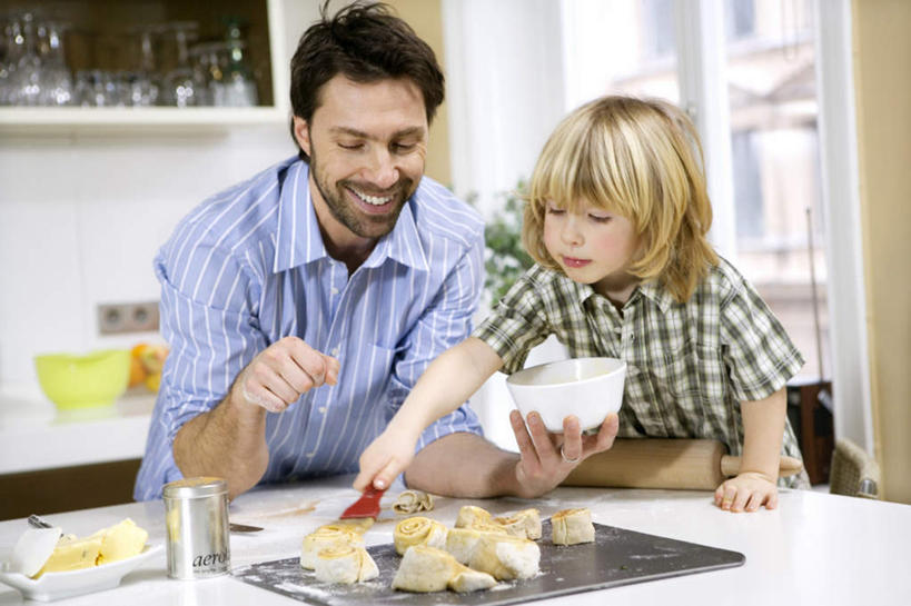 奶酪,西方人,儿童,两个人,儿子,家,站,笑,微笑,露齿笑,横图,室内,白天,正面,爱情,旅游,度假,纯洁,美景,厨房,窗户,柜子,桌子,城市风光,标志建筑,城市,地标,建筑,杯子,餐具,叶子,金属制品,欧洲,欧洲人,握,阴影,朦胧,模糊,光线,金属,包装,碟子,高脚杯,罐子,盘,影子,房屋,屋子,景观,公寓,调料,面团,干酪,起司,绿叶,红酒杯,调味品,芝士,浪漫,营养,拿,调味料,拿着,注视,娱乐,建设,洋房,楼房,玻璃窗,住宅,玻璃制品,装饰品,小孩,阳光,盘子,戒指,酒杯,容器,饰品,首饰,刷子,橱柜,碟,低头,观察,看,趴着,站着,享受,休闲,嫩叶,乳酪,景色,恩爱,放松,父爱,可爱,童年,童趣,握着,观看,储藏,信物,察看,乳制品,权利,储存,关注,发酵,板子,童真,烂漫,无邪,手饰,天真,杆子,男孩,男人,男性,年轻男性,白种人,孩子,叶,叶片,玻璃杯,趴,亲,站立,半身,彩图,房子,灶间,贮存,男生