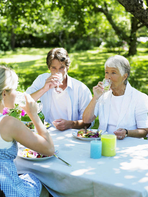 点心,面包,红酒,葡萄酒,三个人,家庭,夫妻,母亲,儿子,坐,举,抱,竖图,俯视,室外,白天,爱情,树林,植物,餐桌,桌子,杯子,餐具,蜡烛,水果,金属制品,一堆,许多,握,阴影,堆叠,堆积,朦胧,模糊,光线,金属,瓷器,碟子,高脚杯,火焰,盘,影子,烛光,勺子,蔬菜沙拉,沙拉,食品,面点,咖啡杯,陶瓷制品,红酒杯,白葡萄酒,酒类,三杯,浪漫,燃烧,拿,拿着,色拉,沙律,玻璃制品,酒,树,树木,食物,糕点,饮料,两个,一个,绿色,阳光,自然,盘子,酒杯,调羹,碟,汤匙,点燃,托,温暖,温馨,母子,一家人,恩爱,母爱,握着,恋人,有机食品,绿色食品,生长,单个,成长,餐台,抱着,色拉酱,堆,和睦,搂着,千岛酱,瓷杯,三盘,老年女性,男人,男性,年轻男性,年轻女性,女人,女性,年轻人,夫妇,情侣,玻璃杯,怀抱,举起,举手,举着,搂,搂抱,相抱,向上举,向上伸,向上托,拥抱,坐着,半身,彩图,高角度拍摄,伴侣,融洽