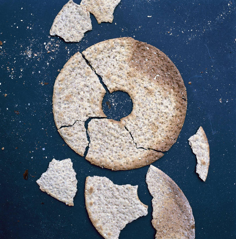 点心,无人,竖图,俯视,室内,特写,白天,阴影,蓝色背景,反射,圆形,图形,影子,圆,食品,几何,凌乱,破坏,破损,食物,饼干,零食,摄影,影棚,损坏,混乱,数学,纷乱,缭乱,庞杂,彩图,高角度拍摄,影棚拍摄,拍摄,几何图形,黑麦薄脆饼,平面图形