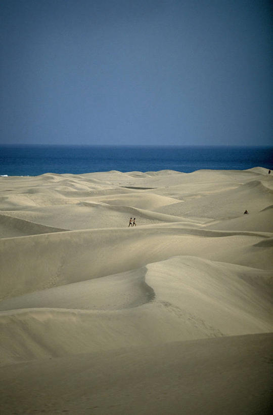 无人,竖图,室外,白天,正面,旅游,度假,海浪,海洋,美景,沙滩,西班牙,欧洲,阴影,光线,沙子,影子,海岸,景观,浪花,水平线,辽阔,海平线,沙地,娱乐,蓝色,蓝天,天空,阳光,自然,海水,天,享受,休闲,广阔,景色,放松,晴朗,一望无际,加纳利群岛,南欧,自然风光,加那利群岛,海景,万里无云,西班牙王国,无边无际,一马平川,大加纳利岛,大海,风浪,海,海水的波动,海滩,近岸浪,涌浪,晴空,晴空万里,彩图,水天相接,水天一线
