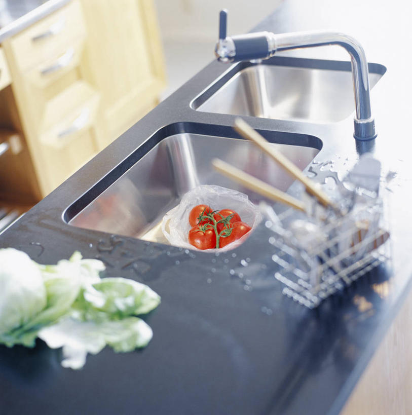 无人,竖图,俯视,室内,白天,厨房,柜子,蔬菜,西红柿,餐具,阴影,朦胧,模糊,新鲜,反射,碟子,盘,水槽,水龙头,影子,生食,蔬菜沙拉,沙拉,食品,储物柜,色拉,水斗,沙律,开关,食物,盘子,碟,打开,有机食品,绿色食品,色拉酱,阀门,开启,储存,千岛酱,水咀,储备,蕴藏,贮备,洋柿子,柑仔蜜,番茄,臭柿,彩图,高角度拍摄,灶间,六月柿,贮存,喜报三元