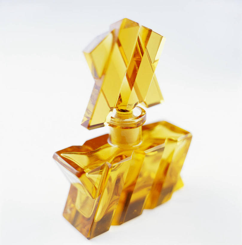 无人,竖图,俯视,室内,特写,白天,白色背景,时尚,静物,阴影,芳香,香气,反射,罐子,影子,玻璃制品,黄色,玻璃瓶,瓶子,品味,香水,摄影,影棚,优雅,气味,一瓶,高雅,芬芳,除臭,彩图,高角度拍摄,影棚拍摄,拍摄