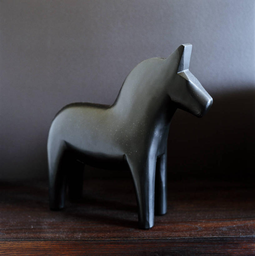 无人,竖图,室内,特写,白天,正面,游戏,快乐,桌面,桌子,静物,玩具,阴影,朦胧,模糊,反射,木制,影子,玩,娱乐,一个,木制品,休闲,单个,活动,发泄,消遣,智力,木马,宣泄,玩耍,嬉戏,彩图