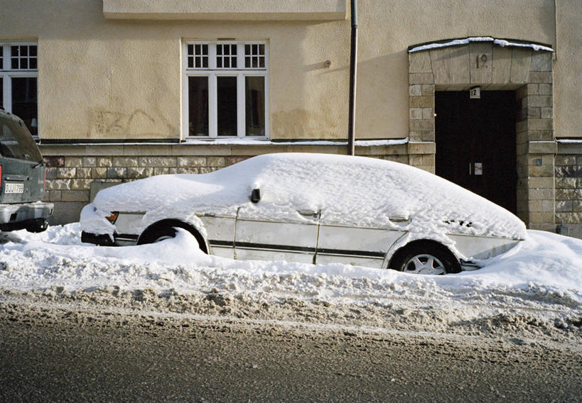 无人,家,横图,室外,白天,正面,雪,大雪,窗户,门,道路,路,公路,汽车,一辆,房屋,屋子,积雪,雪景,冬季,冬天,公寓,交通,洋房,楼房,玻璃窗,住宅,车,门框,交通工具,轿车,寒冷,载具,严寒,马路,彩图,房子