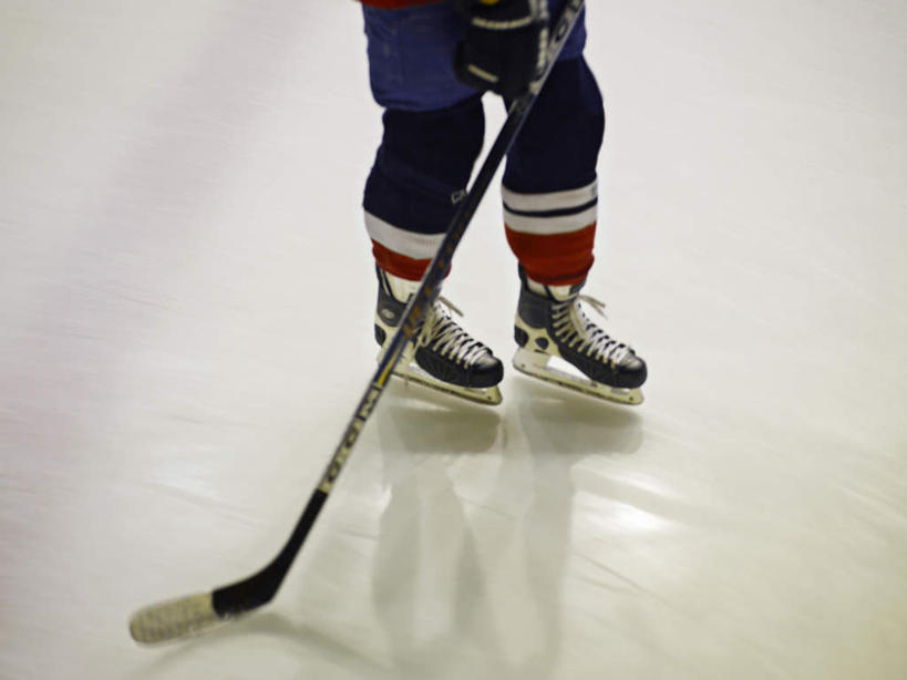 西方人,儿童,一个人,站,横图,俯视,室外,白天,纯洁,欧洲,欧洲人,仅一个男性,仅一个人,握,冰球,拿,拿着,运动器械,一个,小孩,站着,仅一个小孩,健身器械,可爱,童年,童趣,握着,单个,健身器材,球棍,童真,烂漫,无邪,天真,男孩,男人,男性,白种人,孩子,站立,半身,彩图,高角度拍摄,运动器材,男生