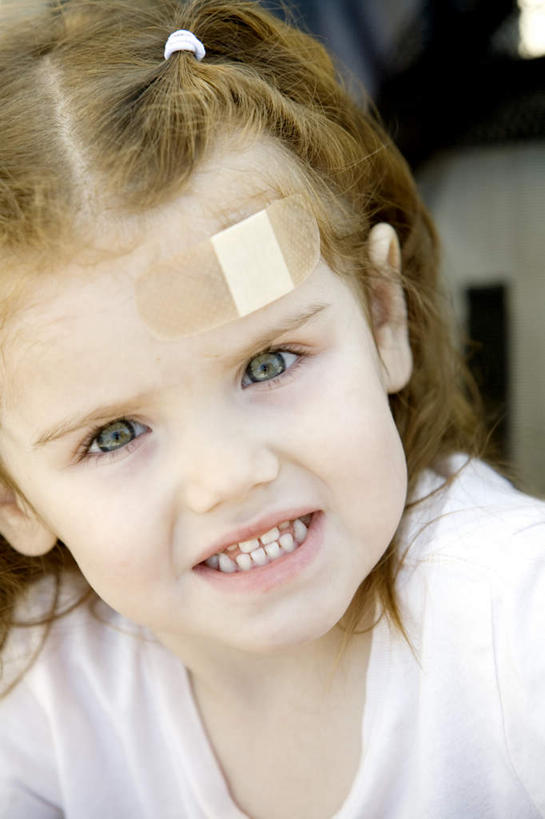 西方人,儿童,脸,头,眼睛,鼻子,嘴,脸颊,眉毛,睫毛,一个人,笑,微笑,露齿笑,竖图,室内,特写,白天,正面,纯洁,欧洲,欧洲人,瞳孔,仅一个女性,仅一个人,服装,注视,休闲装,小孩,衣服,观察,看,仅一个小孩,休闲,休闲服,可爱,童年,童趣,贴,眼部,服饰,观看,察看,伤口,关注,龇牙,童真,烂漫,无邪,天真,女孩,女人,女性,白种人,孩子,头部,鼻,鼻孔,睫,口,口腔,脸部,脸蛋,眉,面部,眼,眼睫毛,眼眉,嘴巴,嘴唇,创可贴,半身,彩图,眼眉毛,女生
