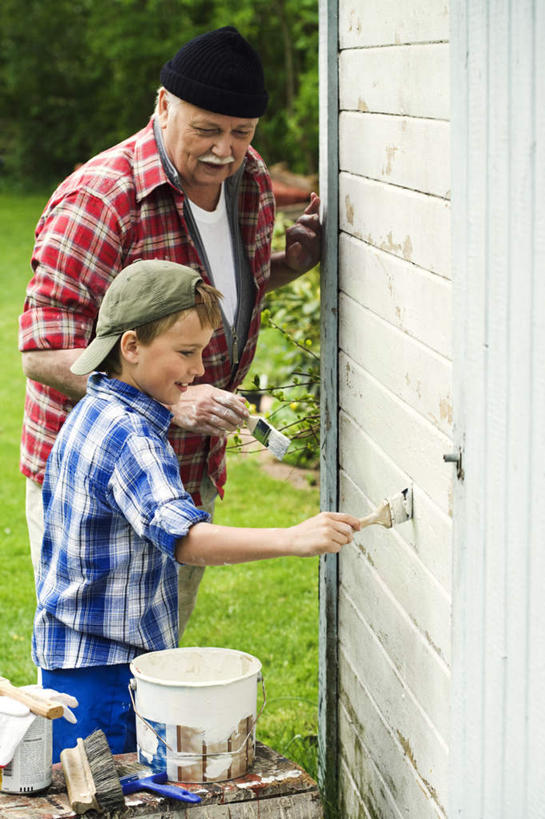 西方人,儿童,老年人,两个人,家庭,祖父,站,竖图,室外,白天,侧面,纯洁,草地,草坪,植物,帽子,欧洲,欧洲人,装饰,格子,墙,运动帽,装潢,墙壁,墙面,草,树,树木,小孩,红色,蓝色,绿色,自然,站着,温暖,温馨,一家人,鸭舌帽,可爱,童年,童趣,生长,爷爷,成长,祖孙,和睦,童真,烂漫,无邪,外公,外祖父,外孙,外孙子,棉帽,粉饰,天真,老年男性,男孩,男人,男性,白种人,孩子,孙子,站立,半身,彩图,融洽,男生