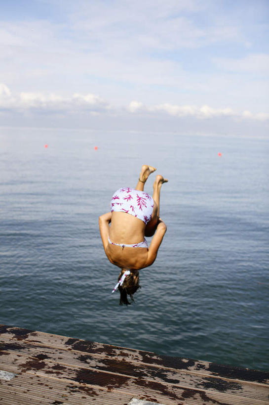 西方人,儿童,两个人,伙伴,朋友,跳,竖图,室外,白天,泳装,比基尼,旅游,度假,友谊,纯洁,海浪,海洋,石头,欧洲,欧洲人,弯腰,阴影,光线,石子,影子,浪花,半空,娱乐,小孩,背面,阳光,海水,享受,休闲,放松,可爱,童年,童趣,海景,童真,烂漫,无邪,弯身,天真,友情,女孩,女人,女性,白种人,大海,风浪,海,海水的波动,近岸浪,石块,岩石,涌浪,跳跃,彩图,全身,三点式,泳衣,女生