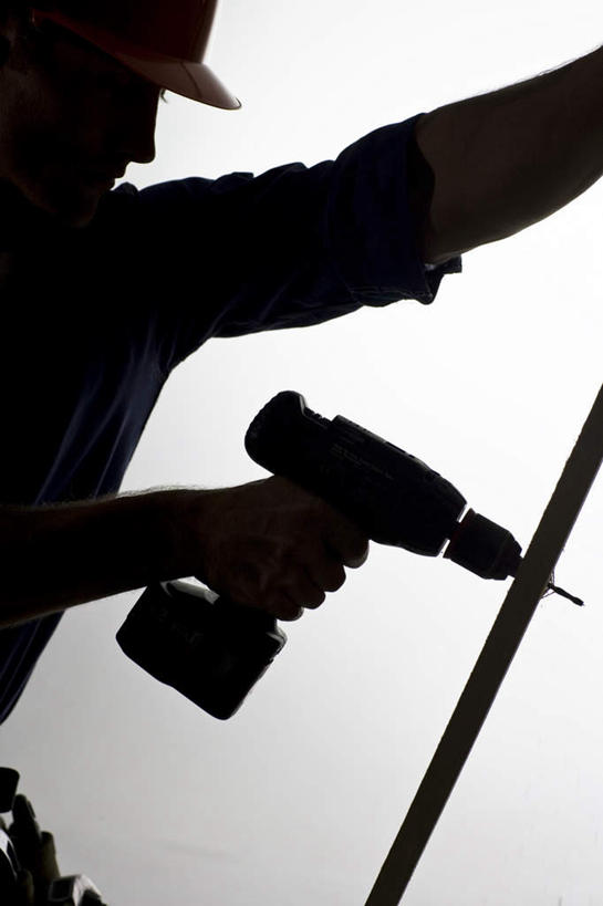 西方人,一个人,机修工,站,竖图,室外,白天,侧面,帽子,欧洲,欧洲人,仅一个男性,仅一个人,木板,头盔,背光,拿,拿着,工人,仅一个年轻男性,安全帽,站着,冲击钻,电钻,逆光,电动工具,男人,男性,年轻男性,白种人,机械师,机修工人,站立,半身,彩图