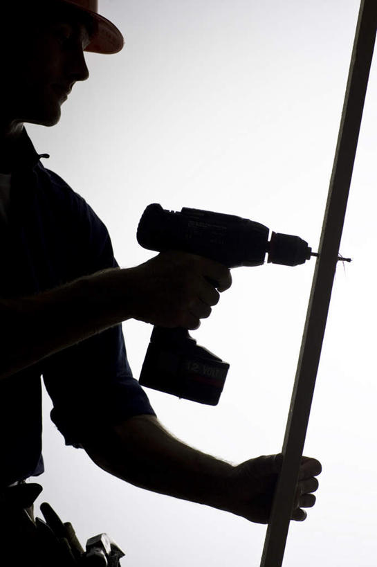 西方人,一个人,站,竖图,室内,白天,白色背景,侧面,帽子,欧洲,欧洲人,仅一个男性,仅一个人,头盔,背光,拿,拿着,仅一个年轻男性,安全帽,站着,摄影,影棚,冲击钻,电钻,逆光,电动工具,男人,男性,年轻男性,白种人,站立,半身,彩图,影棚拍摄,拍摄