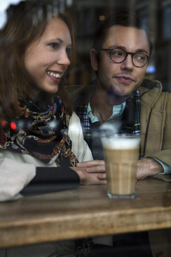 西方人,两个人,夫妻,餐厅,坐,笑,微笑,露齿笑,竖图,室外,白天,正面,爱情,餐桌,窗户,桌子,杯子,欧洲,欧洲人,装饰,浪漫,玻璃窗,玻璃制品,黑色,水杯,围巾,温暖,恩爱,恋人,餐台,围脖,保暖,华丽,点缀,御寒,衬托,美观,雅致,雅观,男人,男性,年轻男性,年轻女性,女人,女性,白种人,长发,夫妇,情侣,玻璃杯,坐着,半身,彩图,餐馆,饭店,饭馆,伴侣