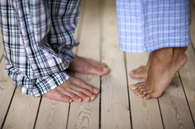 西方人,腿部,脚,脚趾,脚趾甲,腿,两个人,夫妻,站,横图,俯视,室内,白天,爱情,地板,卧室,欧洲,欧洲人,内衣,格子,地面,浪漫,木地板,蓝色,黑色,站着,恩爱,恋人,踮,踮着,亵服,男人,男性,年轻男性,年轻女性,女人,女性,白种人,脚指甲,夫妇,情侣,站立,半身,彩图,高角度拍摄,睡房,卧房,伴侣