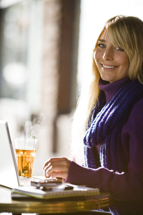 西方人,一个人,餐厅,坐,笑,打电话,微笑,露齿笑,竖图,室内,白天,侧面,电脑,笔记本电脑,餐桌,桌子,杯子,电话,手机,欧洲,欧洲人,仅一个年轻女性,仅一个女性,仅一个人,阴影,朦胧,模糊,装饰,光线,网络,影子,墙,记事本,扭头,注视,通讯设备,墙壁,墙面,玻璃制品,阳光,本子,笔记本,水杯,围巾,观察,看,转头,温暖,餐台,围脖,观看,保暖,华丽,点缀,察看,无线,御寒,关注,通信设备,无线网络,无线上网,便携式电脑,衬托,美观,雅致,雅观,交流,手提电脑,年轻女性,女人,女性,白种人,玻璃杯,沟通,通话,坐着,半身,彩图,餐馆,饭店,饭馆