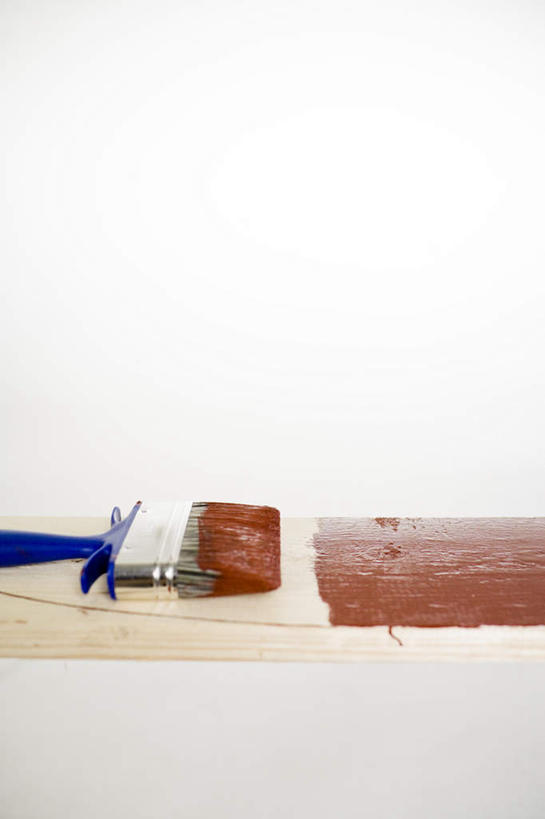 无人,竖图,室内,特写,白天,白色背景,正面,桌子,一把,一块,装饰,木板,办公桌,墙,装潢,墙壁,墙面,红色,刷子,摄影,影棚,油漆,粉饰,彩图,影棚拍摄,拍摄