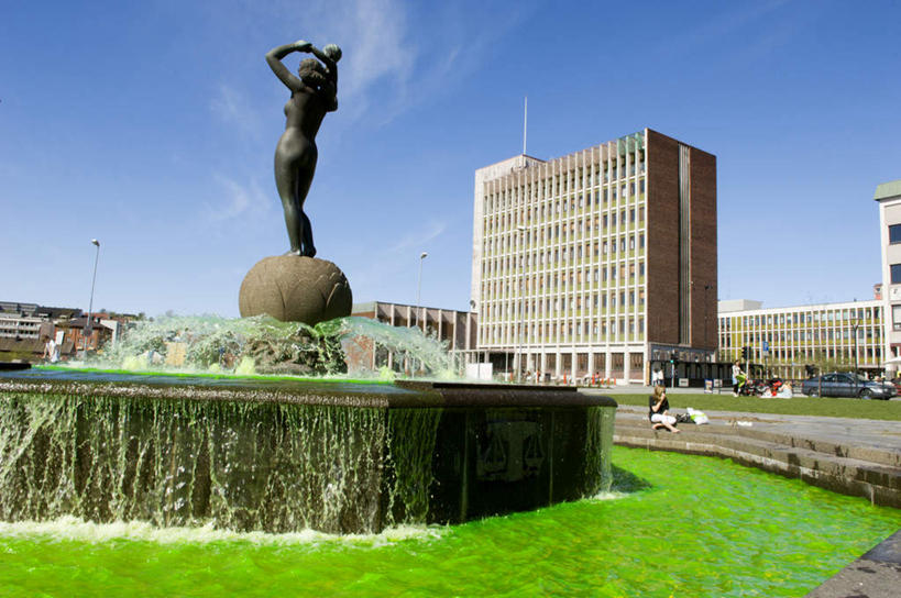 西方人,一个人,高楼大厦,坐,摸,横图,室外,白天,仰视,楼梯,大厦,建筑,摩天大楼,喷泉,汽车,雕塑,欧洲,欧洲人,仅一个年轻女性,仅一个女性,仅一个人,抚摸,艺术,装饰,雕刻,雕像,阶梯,景观,文化,台阶,车,蓝色,蓝天,天空,工艺品,交通工具,轿车,天,品味,抬手,纪念,美术,载具,主题,水景,陈列,功能,美学,美观,年轻女性,女人,女性,白种人,设计,触摸,接触,坐着,彩图,低角度拍摄,全身,大楼,高层建筑,高楼,摩天楼