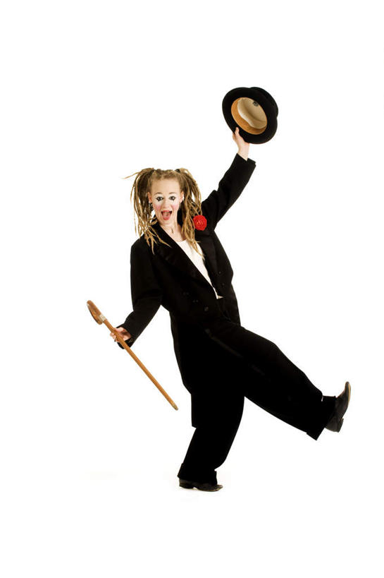 西方人,儿童,一个人,站,举,笑,微笑,露齿笑,竖图,室内,白天,白色背景,正面,帽子,欧洲,欧洲人,仅一个女性,仅一个人,表演,握,拿,拿着,注视,礼帽,扮演,小孩,观察,看,托,站着,仅一个小孩,握着,摄影,影棚,观看,察看,魔术棒,演出,关注,女孩,女人,女性,白种人,孩子,举起,举手,举着,向上举,向上伸,向上托,站立,彩图,全身,影棚拍摄,拍摄,女生