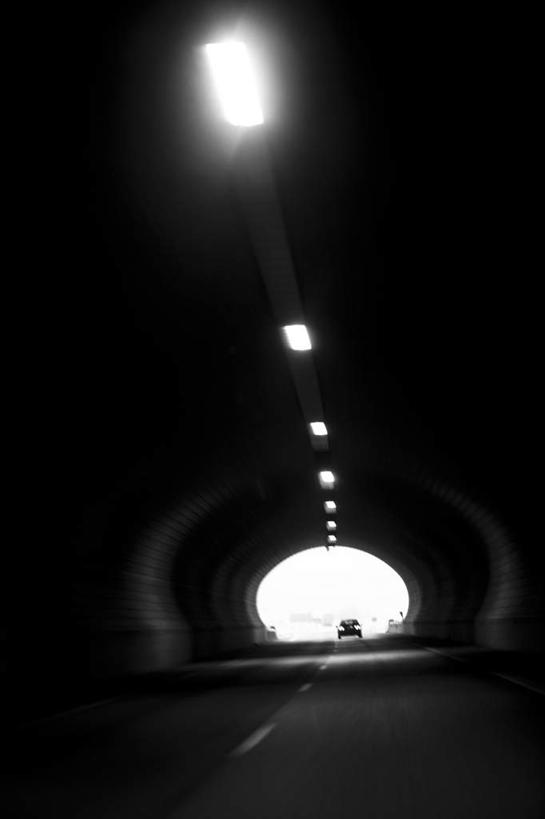 无人,竖图,黑白,室外,白天,仰视,道路,路,公路,汽车,照明,隧道,灯光,交通,顶灯,车,灯,灯具,交通工具,轿车,照亮,照明设备,地道,载具,马路,低角度拍摄