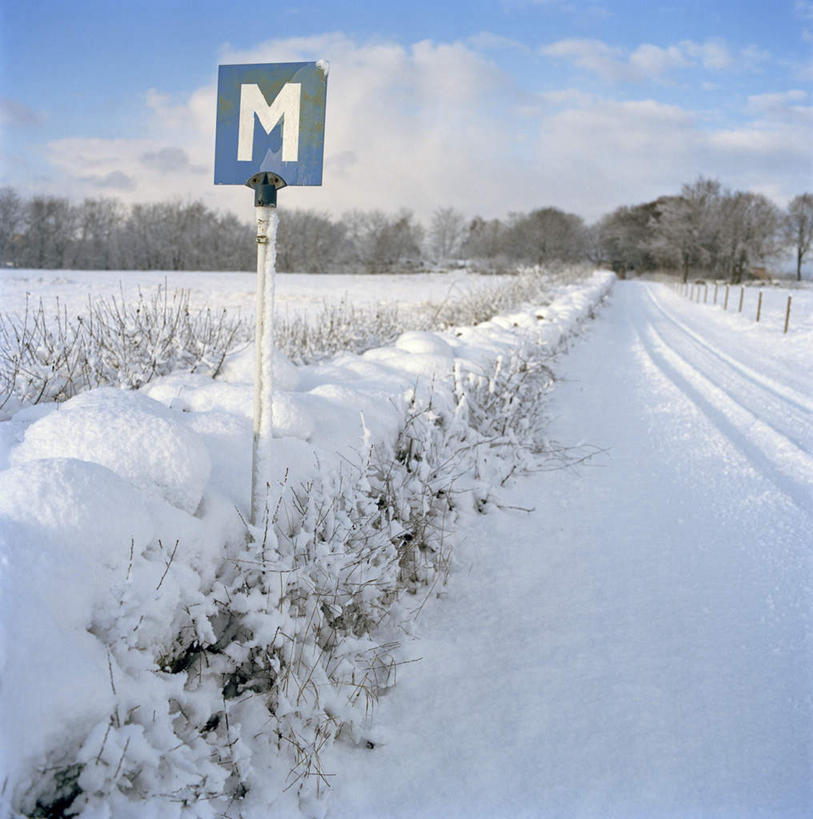 无人,竖图,室外,白天,正面,旅游,度假,美景,树林,雪,植物,大雪,道路,路,指示牌,瑞典,欧洲,一块,阴影,电力,光线,英文,标志,电线,电线杆,路标,文字,线,影子,字符,字母,积雪,景观,雪景,云,云朵,冬季,冬天,小路,电能,交通,插,线路,云彩,娱乐,标识,树,树木,一个,蓝色,绿色,白色,白云,蓝天,天空,阳光,自然,天,享受,休闲,景色,放松,寒冷,乡间小路,生长,晴朗,单个,成长,英文字母,电,电源,斯堪的纳维亚,插着,自然风光,北欧,斯堪的纳维亚半岛,能量,严寒,瑞典王国,晴空,彩图