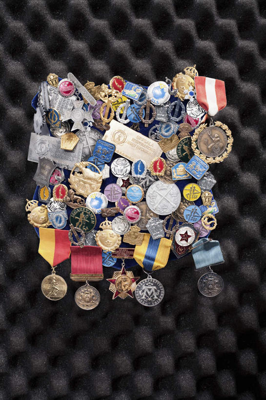 无人,竖图,俯视,室内,特写,白天,背景,静物,一堆,许多,堆叠,堆积,黄色,红色,蓝色,黑色,灰色,金色,摄影,影棚,堆,奖牌,彩图,高角度拍摄,影棚拍摄,拍摄