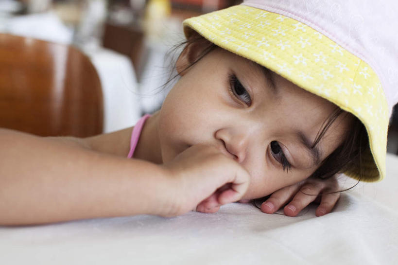 西方人,儿童,脸,头,嘴,脸颊,一个人,横图,室内,白天,正面,纯洁,餐桌,桌子,帽子,椅子,欧洲,欧洲人,仅一个女性,仅一个人,戴,木椅,注视,小孩,黄色,白色,黑色,遮阳帽,观察,看,趴着,仅一个小孩,可爱,童年,童趣,捂,餐台,观看,戴着,察看,关注,童真,烂漫,无邪,一顶,天真,女孩,女人,女性,白种人,孩子,头部,长发,口,口腔,脸部,脸蛋,面部,嘴巴,嘴唇,趴,半身,彩图,女生,捂着