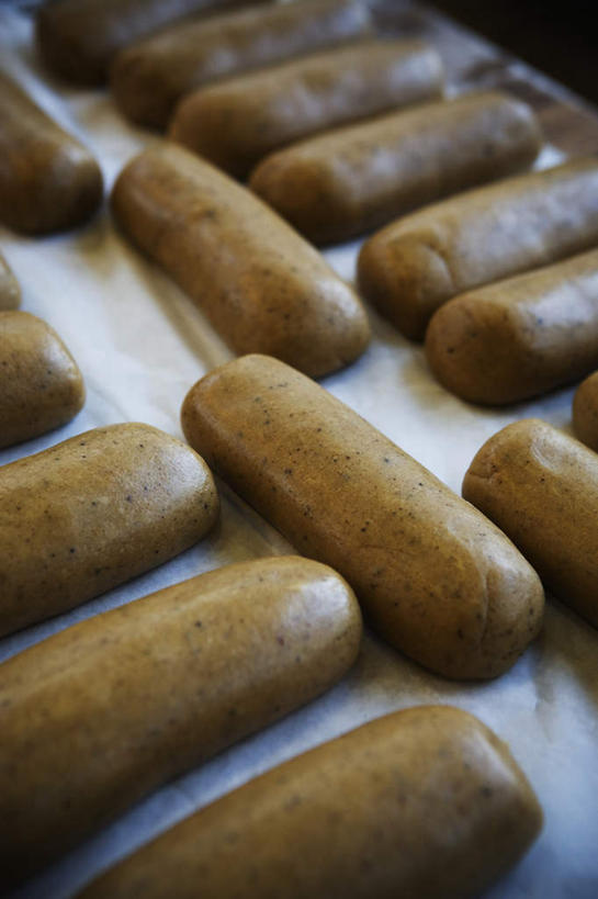 点心,面包,无人,竖图,俯视,室内,特写,白天,餐桌,桌子,一排,许多,朦胧,模糊,整齐,食品,面点,咖啡色,食物,糕点,排列,餐台,队列,彩图,高角度拍摄